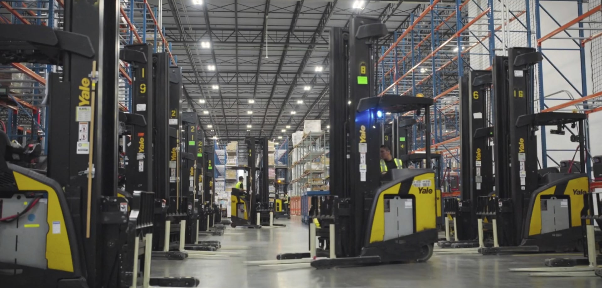 Reach trucks-min Yale forklifts in a 3PL warehouse